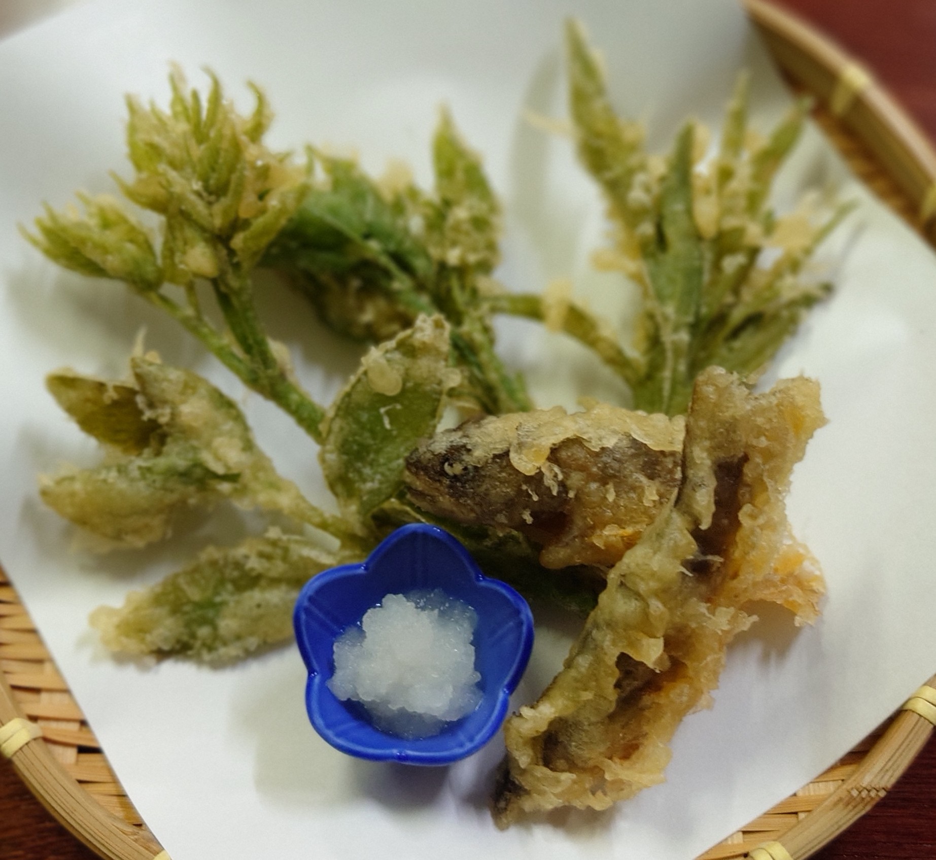 揚げたて山菜の天ぷら