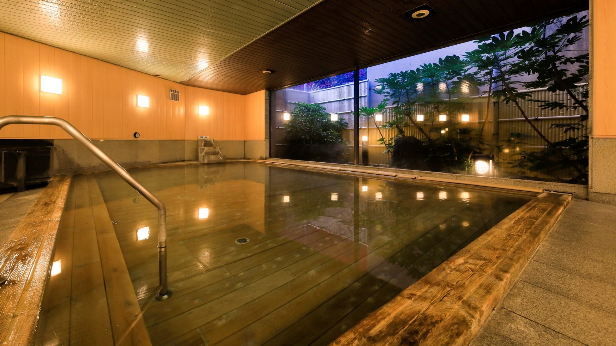 高野槙造りの温泉浴場～内風呂～