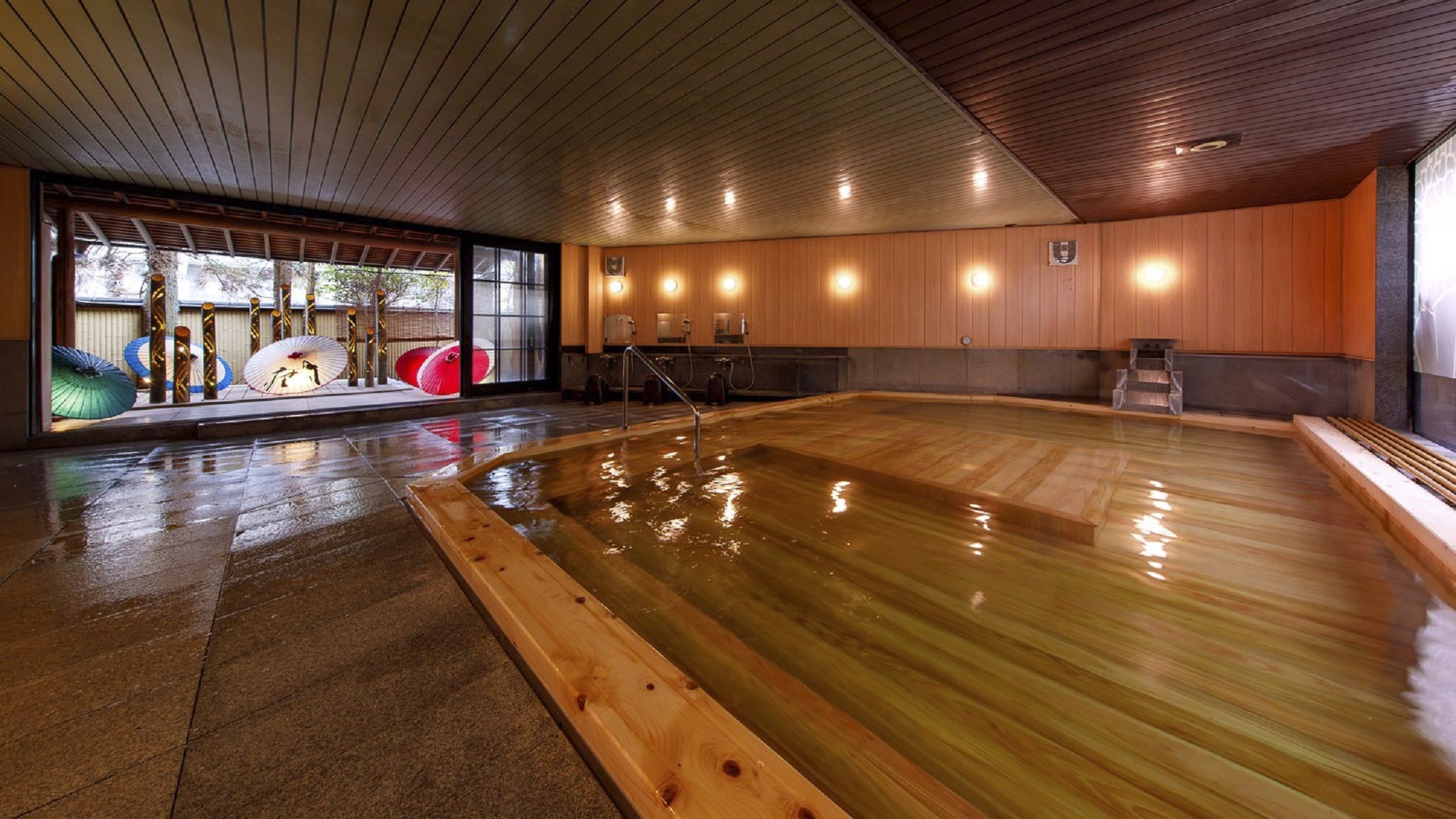 高野槙造りの温泉浴場