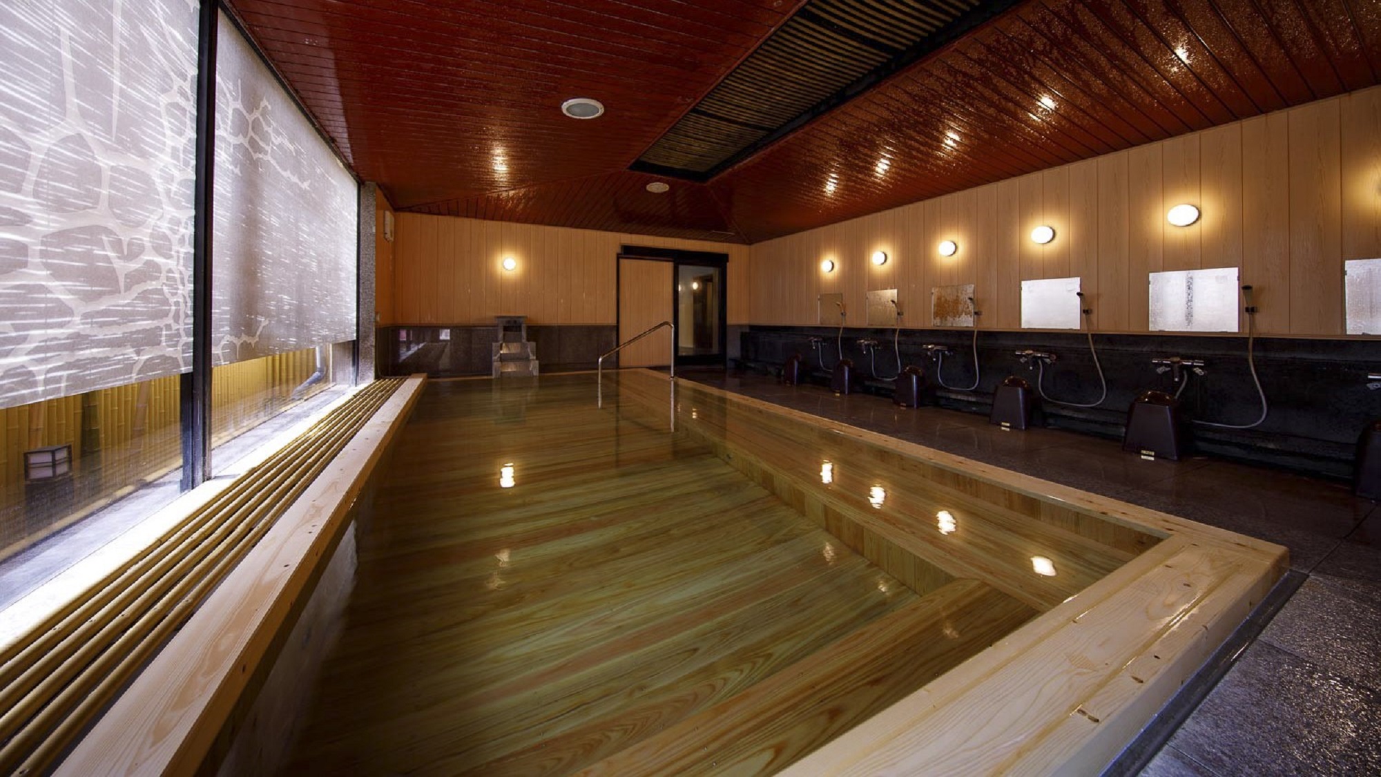 高野槙造りの温泉浴場