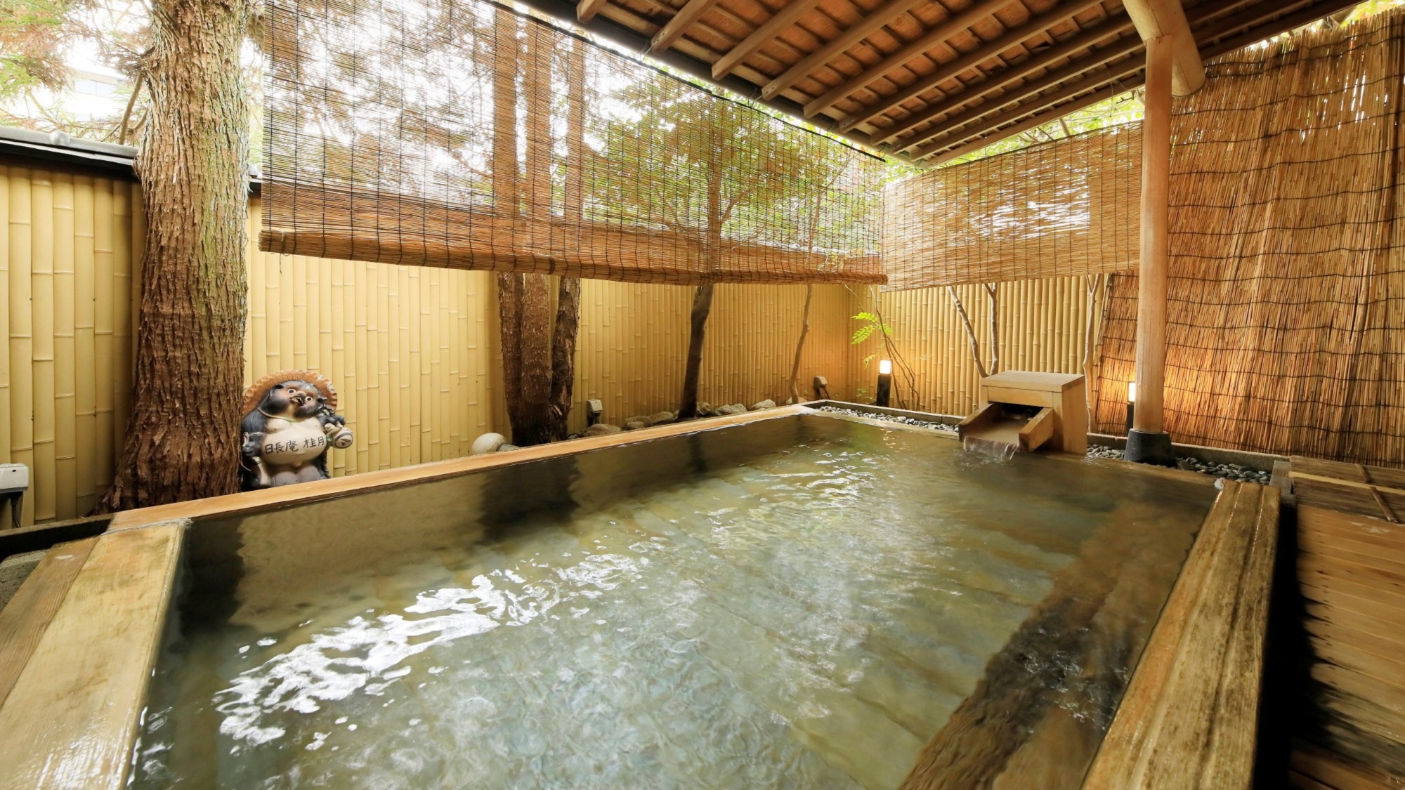 高野槙造りの温泉浴場～露天風呂～