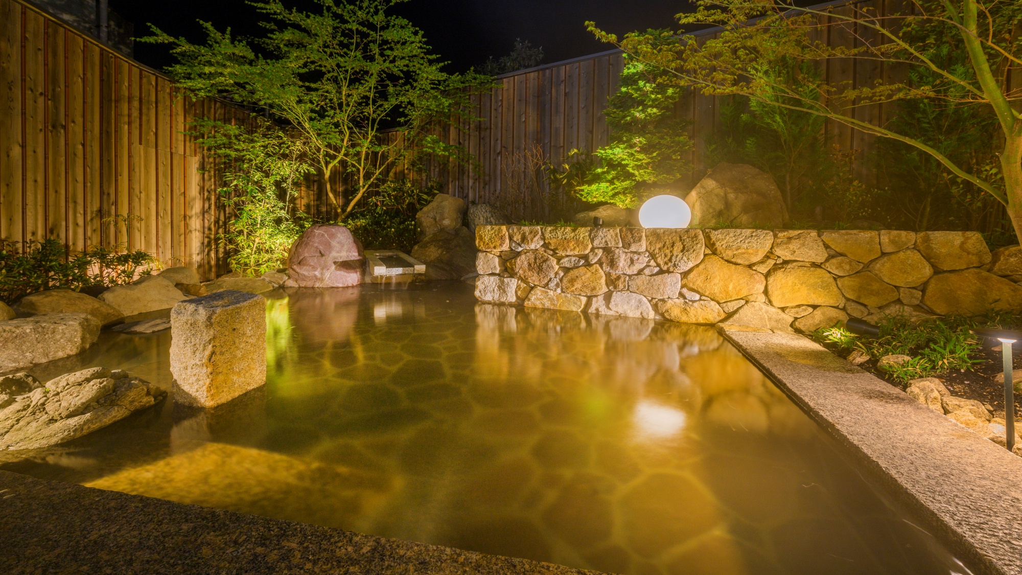 【露天風呂】景観と一体化する露天