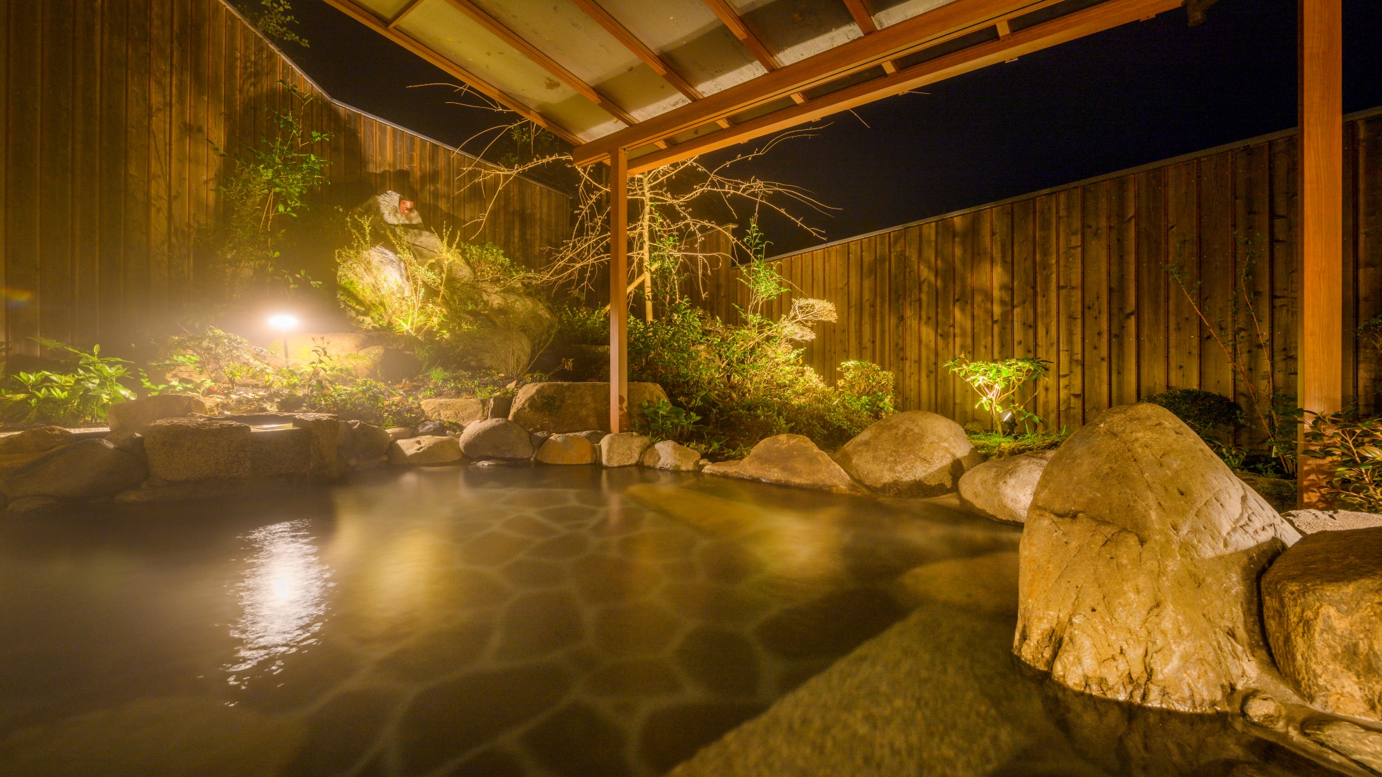 【露天風呂】景観と一体化する露天