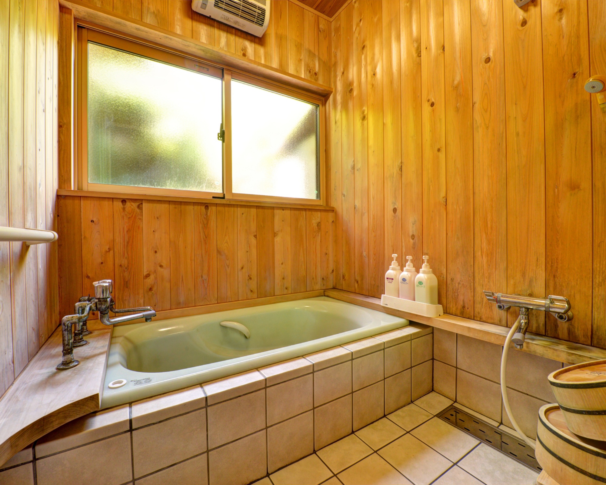 【離れ/萩】客室のお風呂はもちろん天然温泉。ゆっくり浸かる贅沢なひと時を味わえます。（客室一例）