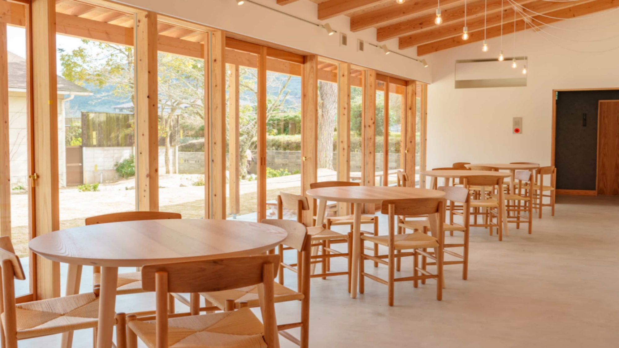 【紫水園に隣接する癒し空間「晴ル音（温泉＆足湯カフェ）」】