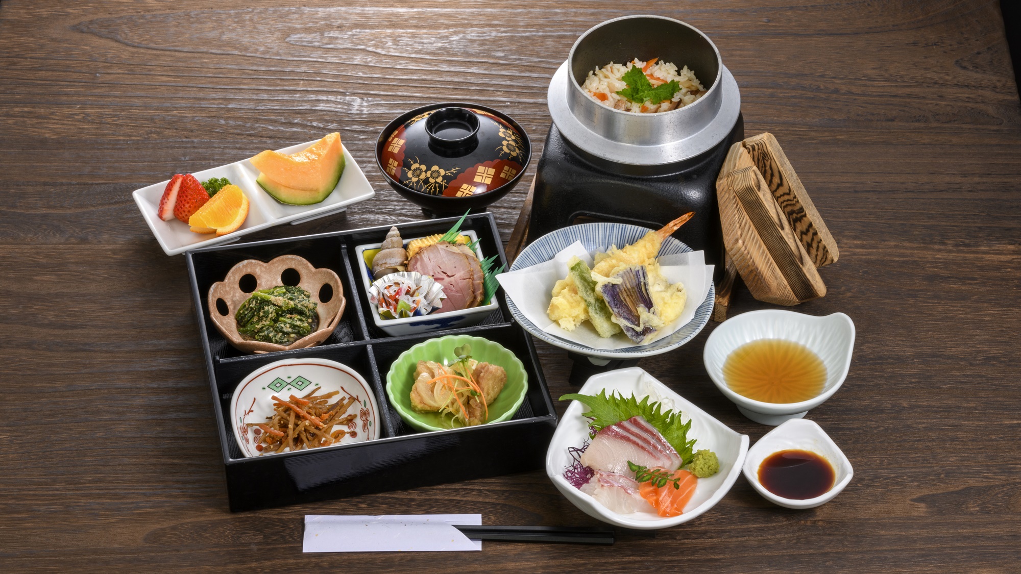 【昼松花堂】お昼ご飯に栄養バランスの良い食事をどうぞ。