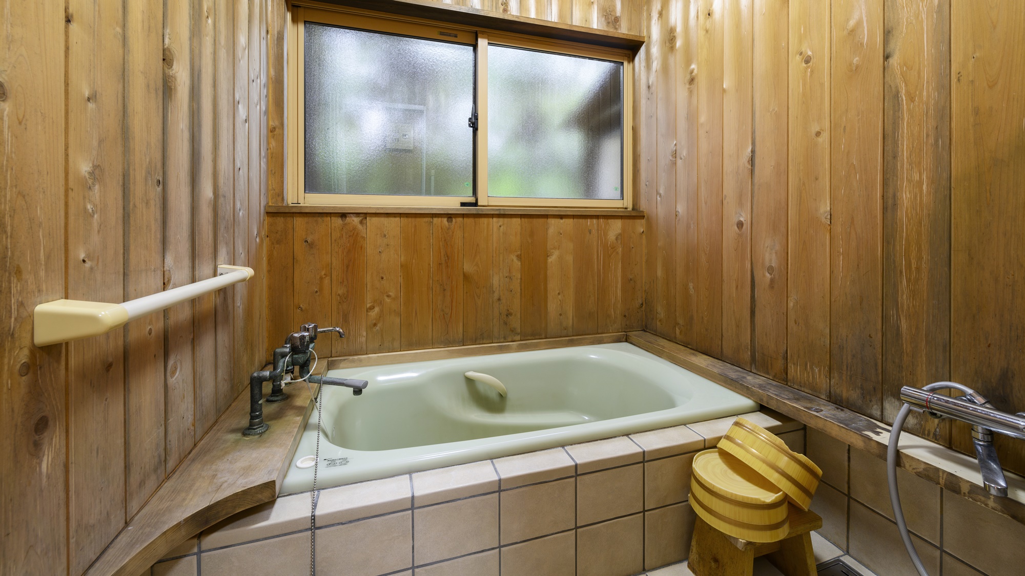 【富士/離れ】客室のお風呂はもちろん天然温泉。ゆっくり浸かる贅沢なひと時を味わえます。（客室一例）