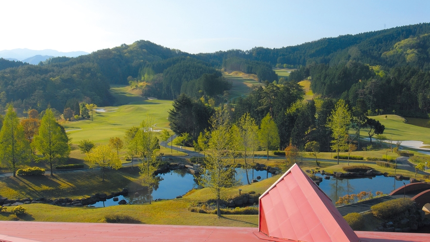 *【景観】ゴルフコース側の客室から見た景観。オーガスタをモデルとしたゴルフコースが一望できます。