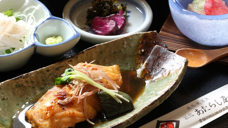 【リーズナブルプランの夕食一例】新鮮な魚料理が自慢です