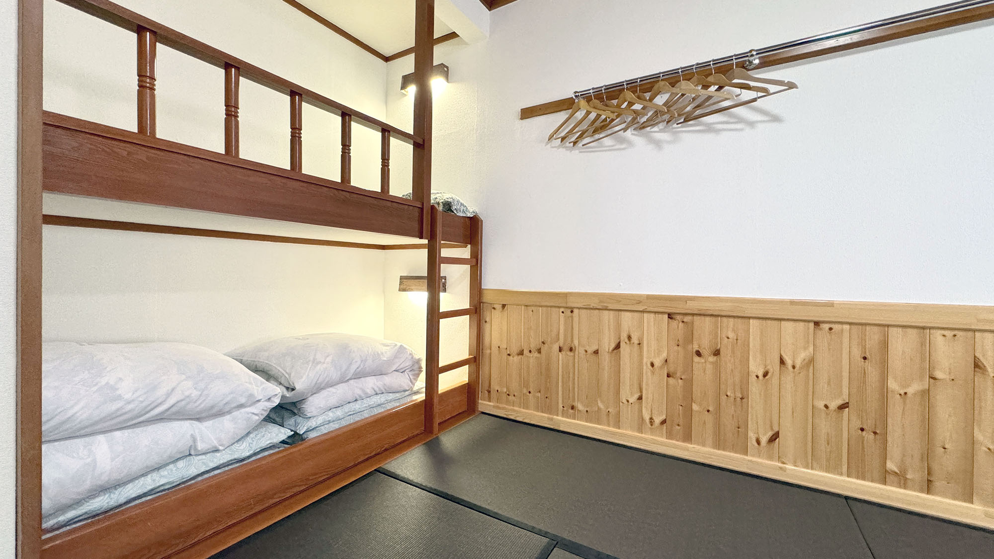 【客室】 和室8〜10畳＋ベッド2