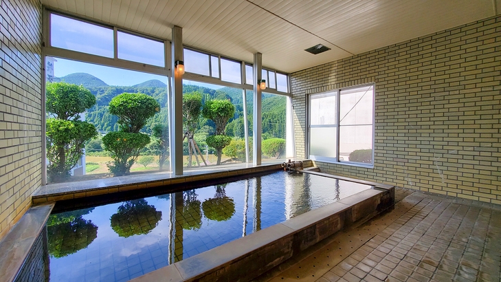 【夕食付】質はそのまま、品数控えめで大満足！大自然を眺める天然温泉で癒しの時間♪