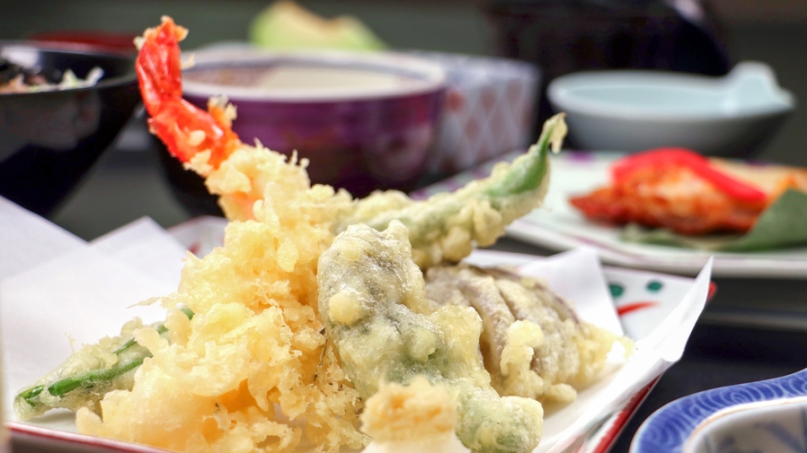 【夕食付】質はそのまま、品数控えめで大満足！大自然を眺める天然温泉で癒しの時間♪