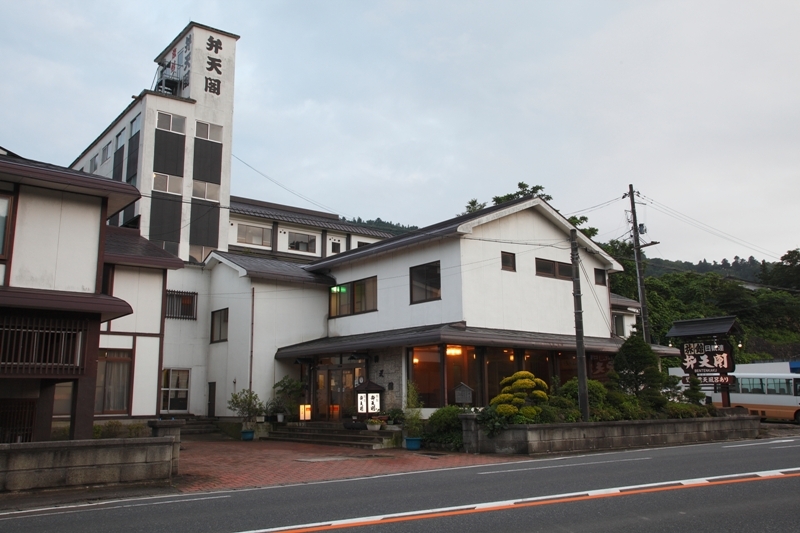 本酒店位于国道47号线鸣子温泉入口处，非常适合商务旅行。
