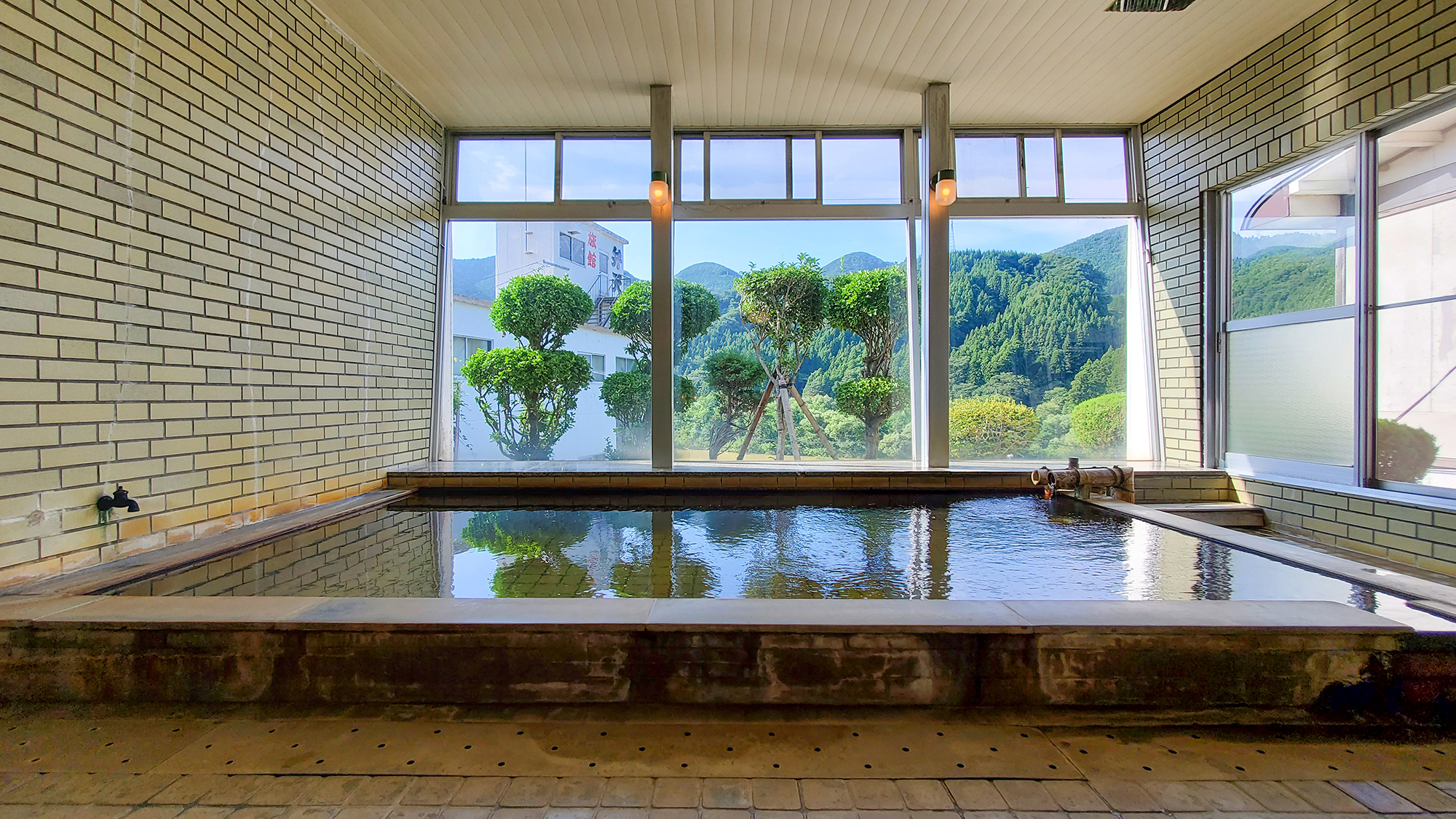 自然を眺めながら良質な温泉でゆったり