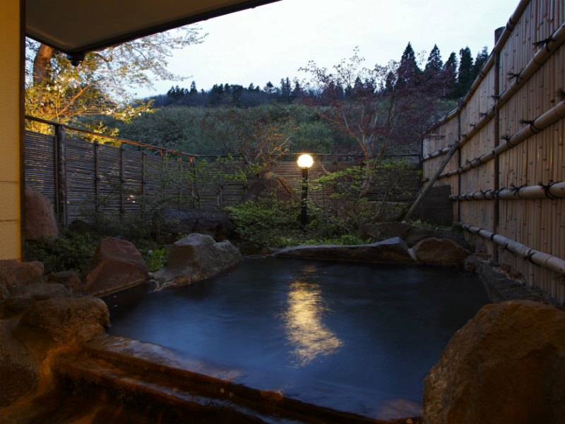 【夕暮れの貸切露天風呂】『楓（かえで）の湯』。黄昏時のしっとりとした雰囲気のなかでお楽しみください