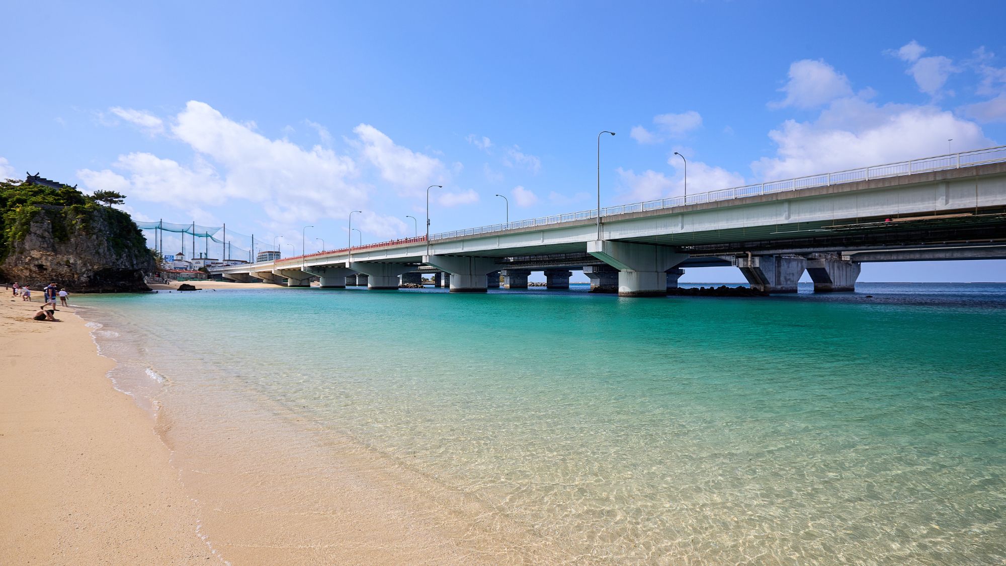 【波の上ビーチ】当館から徒歩約13分/車で約4分