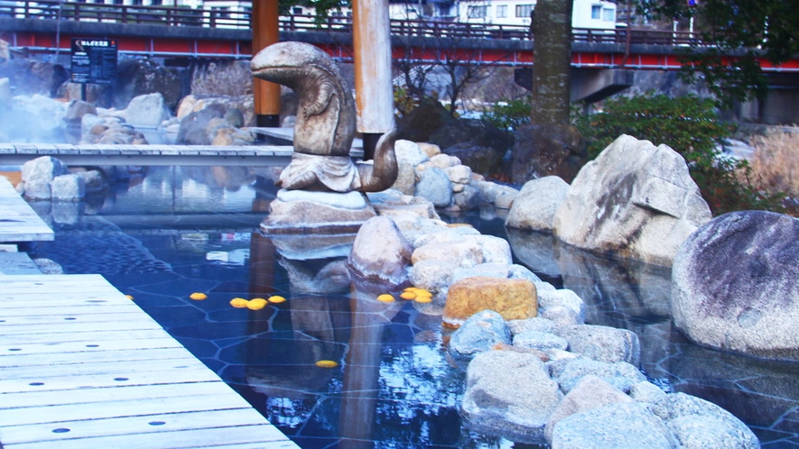 【足湯】湯原温泉には足湯が。散策しながら休息も良いですよ。