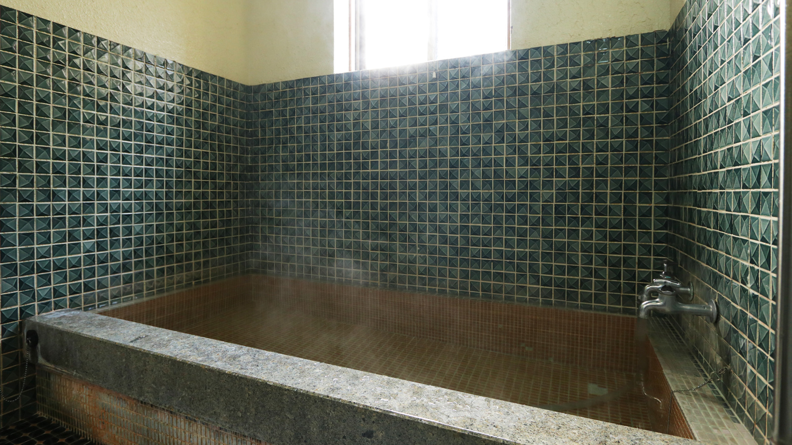 【浴室】源泉掛け流しの温泉は、単純アルカリ泉。抜群の泉質です。