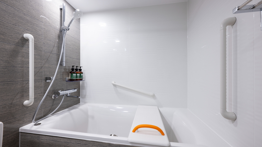 アクセシブルルームのバスルームは車いすでも使いやすい広々空間。