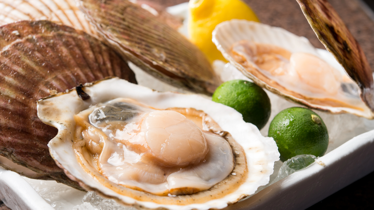 【12F鉄板焼き】帆立などの新鮮な魚介を鉄板の上で焼き上げます