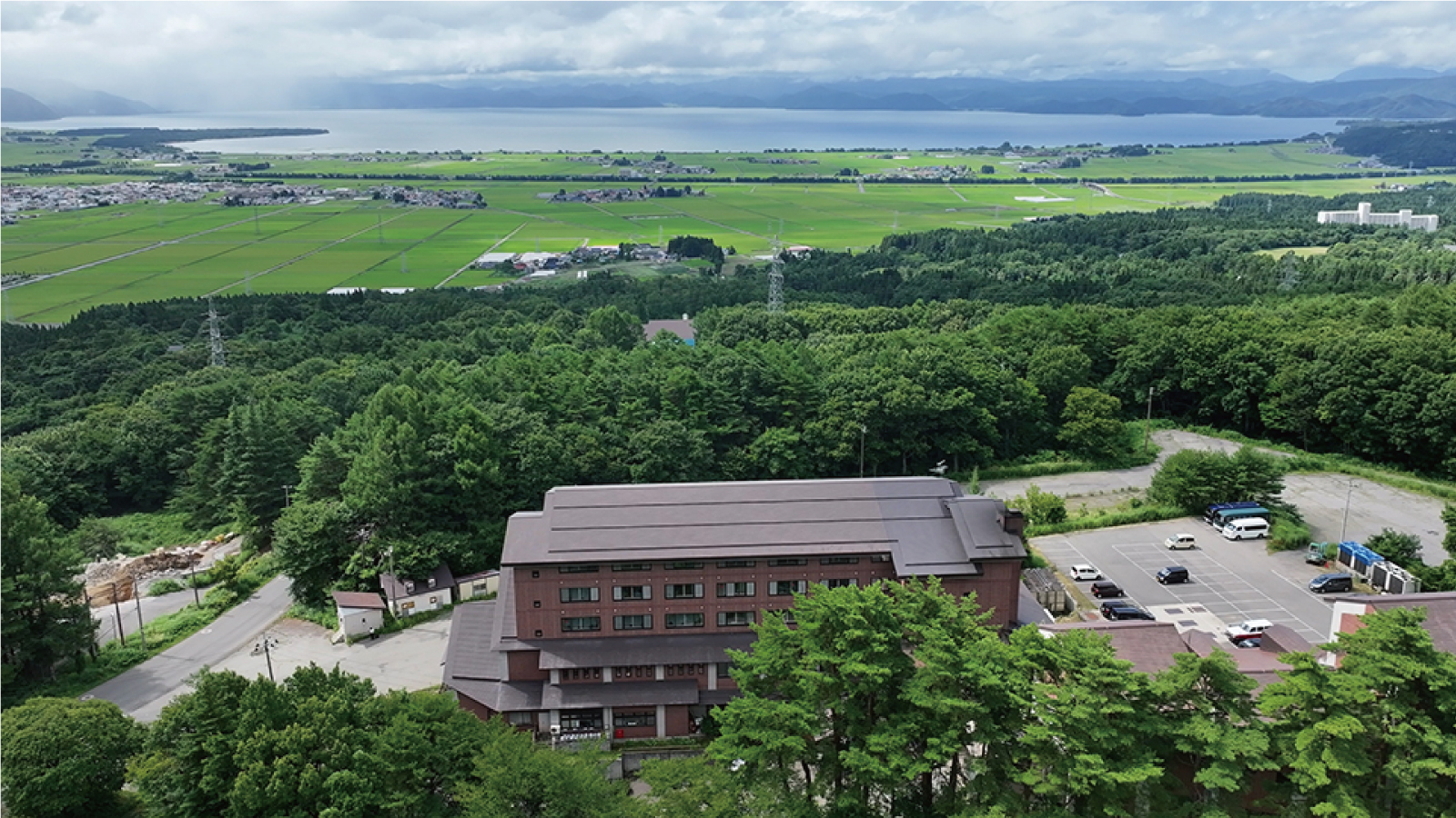 猪苗代観光ホテルは会津磐梯山の中腹に位置し、眼下には猪苗代湖を一望。会津観光の拠点にも最適です。