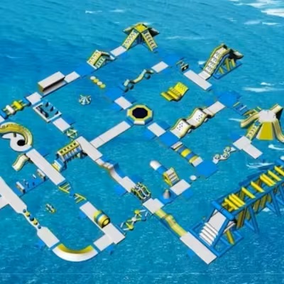 水上アスレチック全景