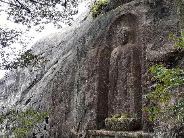 石山観音磨崖仏群　お車で30分！