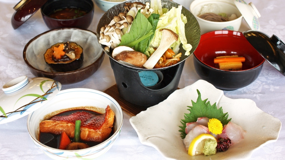 【シニア旅】ご夕食の品数少なめですが季節と下田が味わえます　☆地酒またはハーフボトルワインの特典付☆