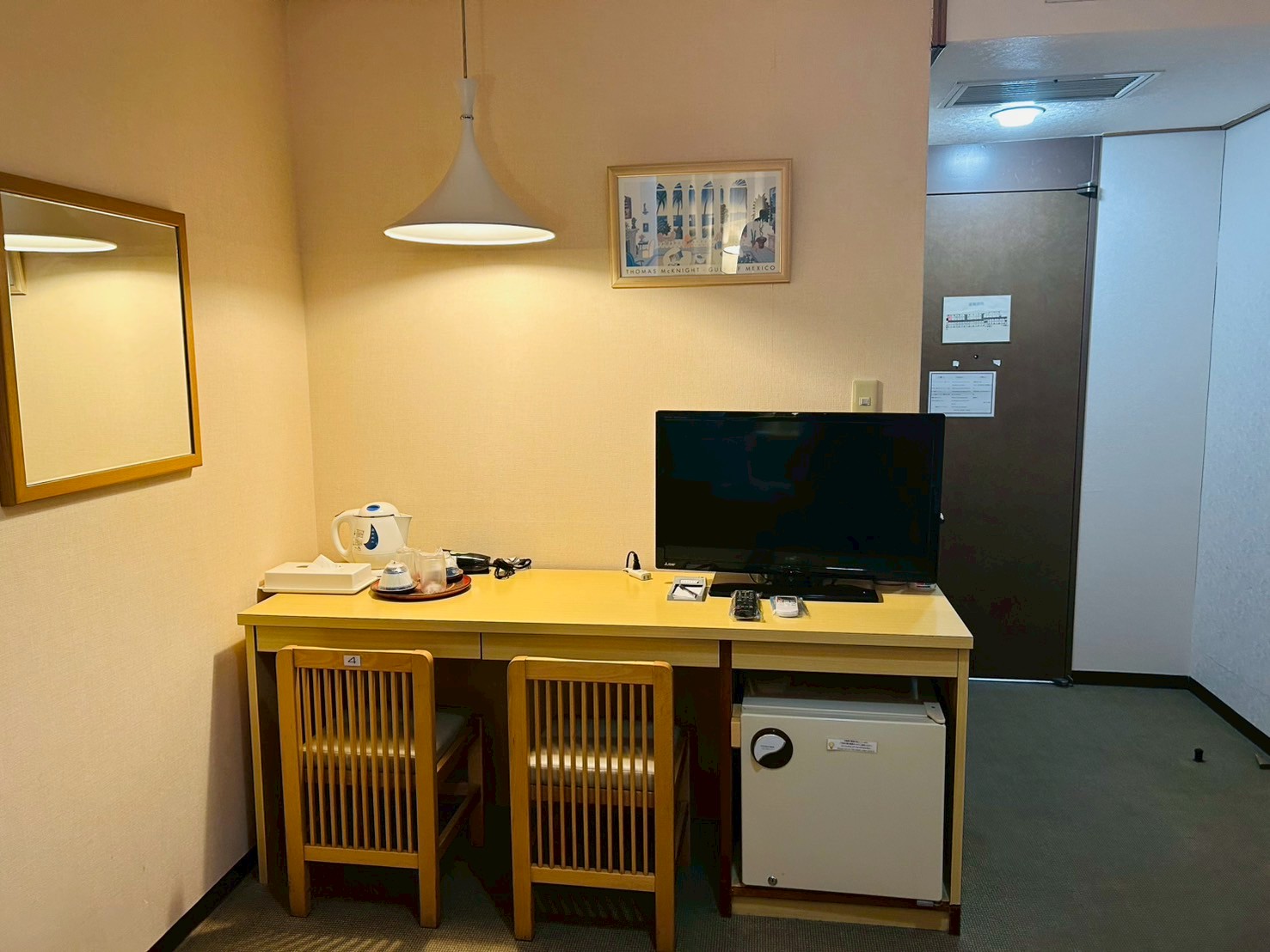 ツインルームＣ：旧タイプエコノミールーム 　デスク