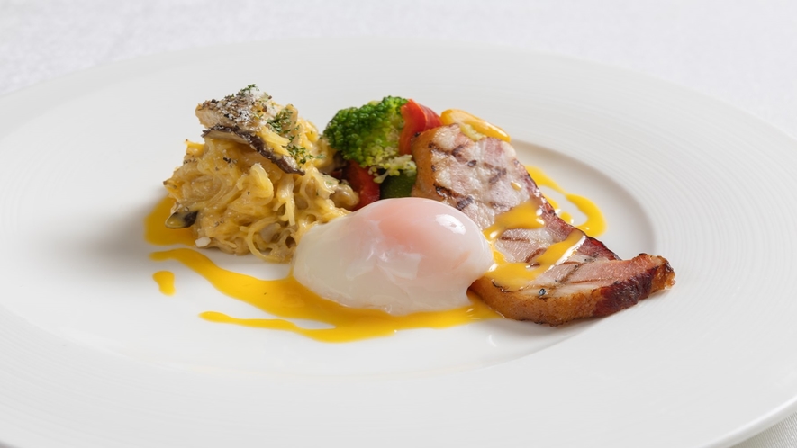 レストラン「ファヌアン」／ご朝食　ポテトとキノコのカルボナーラ　島豚ベーコンのグリル
