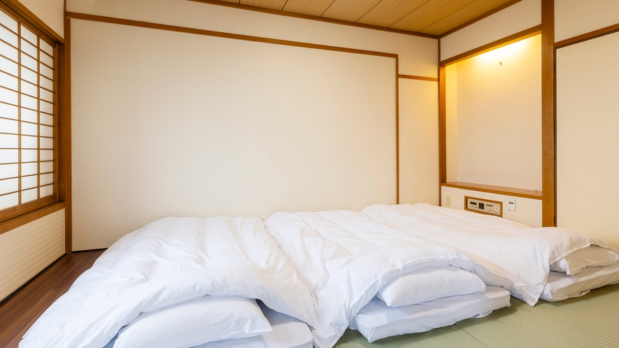 【和室】青畳の微かな香りを楽しめる和室をご用意。足を延ばして、広々とお寛ぎいただけるお部屋です。