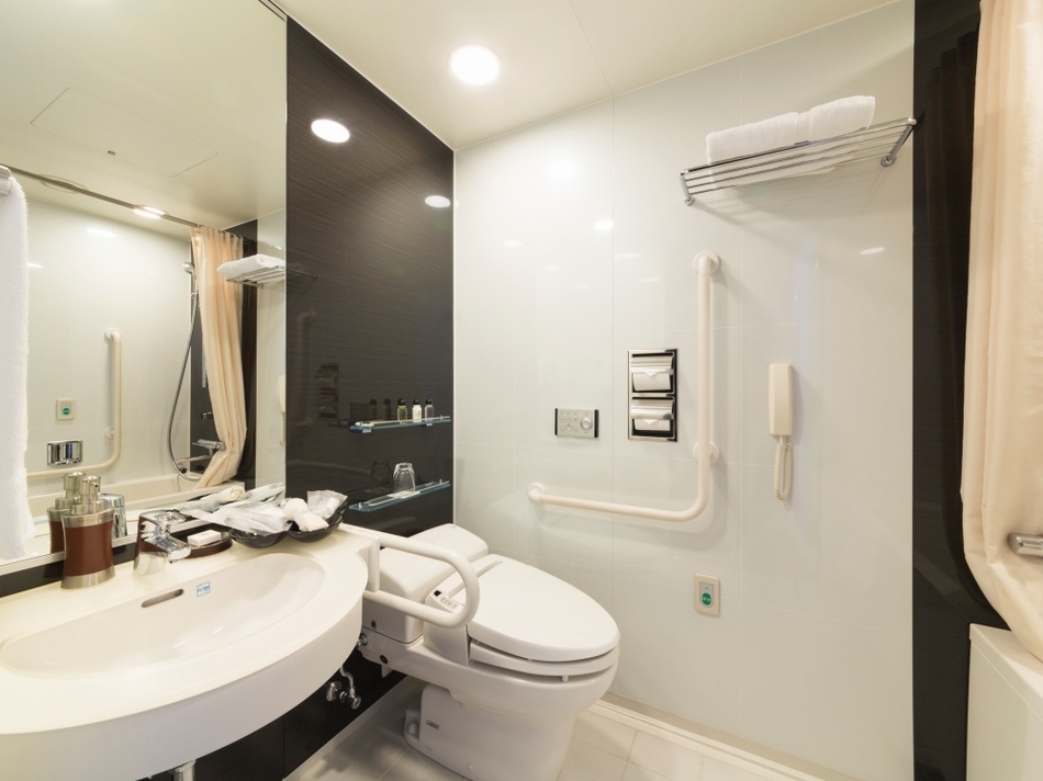 Universal King bathroom image