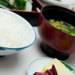 □朝食レストラン花茶屋にて□・・・焼魚や厚焼卵、お味噌汁、ごはんやおかゆなど和食も充実