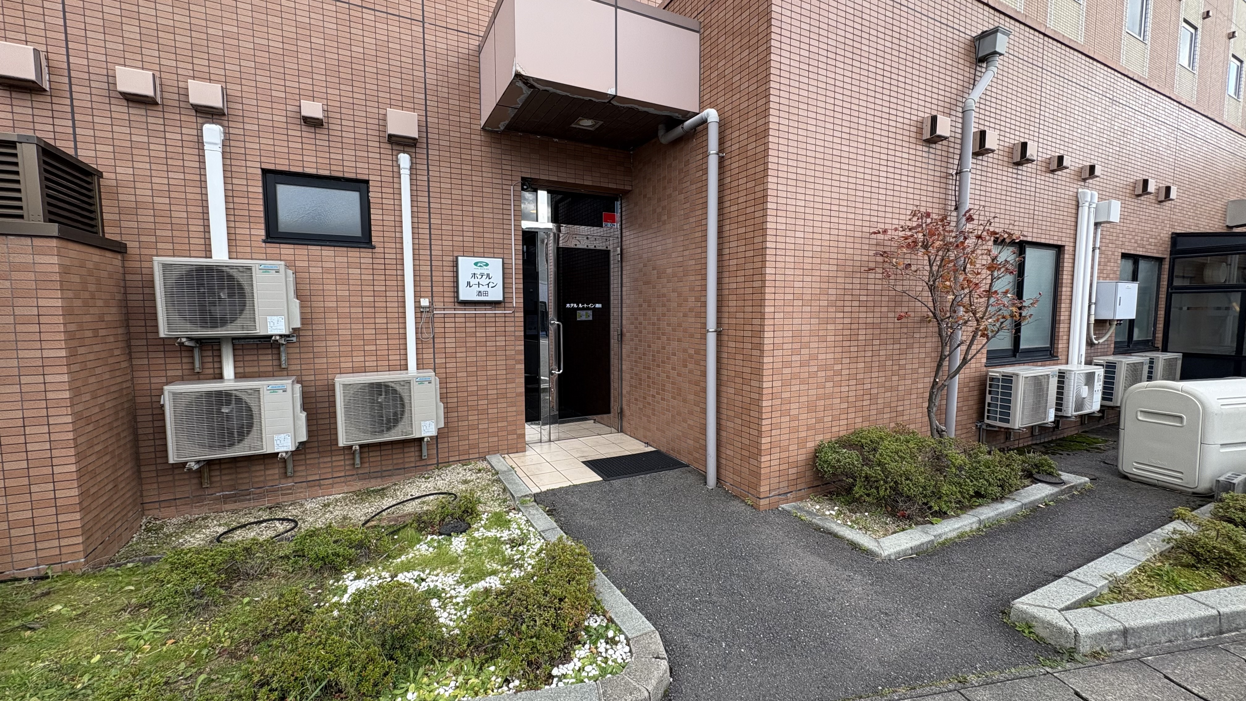 【ホテル裏口】