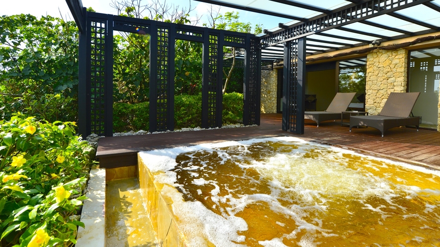 【シギラ黄金温泉（リゾート内）/プライベートルーム】専用露天風呂付部屋でプライベートな湯浴みを。