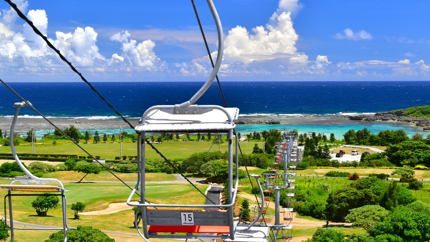 【ザ シギラリフト「オーシャンスカイ」】沖縄初のペアリフトで、絶景空中散歩。