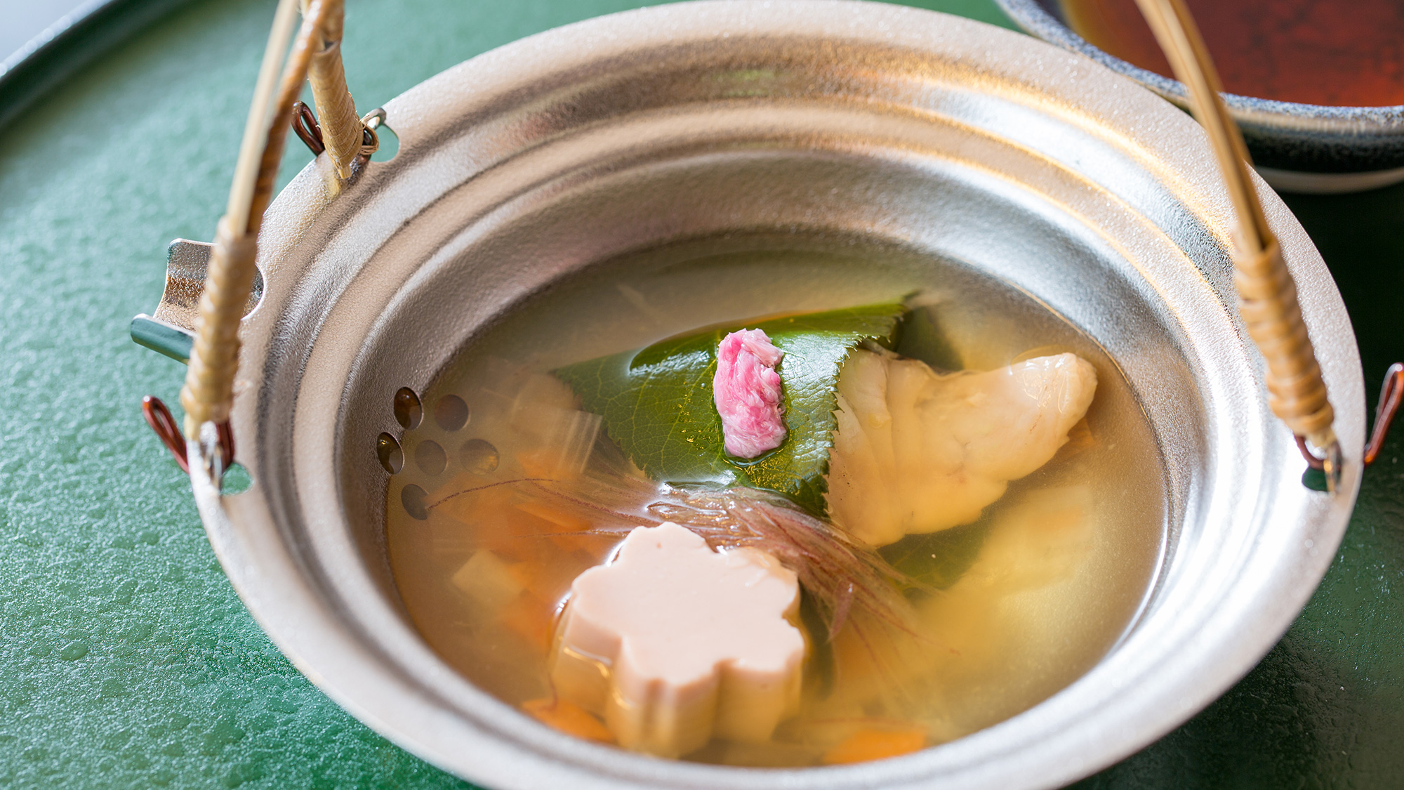 春の料理一例：椀替り【小鍋仕立】桜ダイ潮仕立、桜豆腐、針茗荷