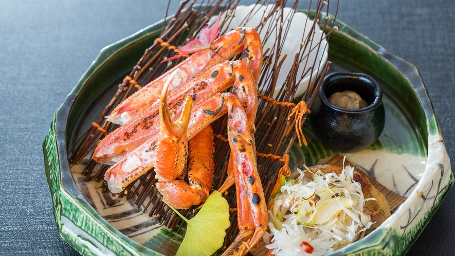 冬の料理一例：焼物-ズワイ蟹、蟹味噌、ノド黒弓浜焼、菊かぶら