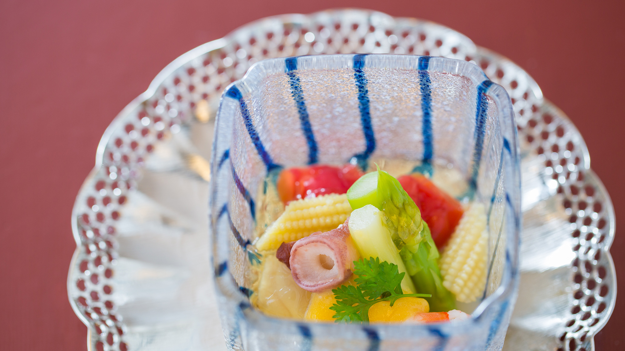 夏のお料理一例：冷し物夏野菜と魚介のカクテル、酢ゼリー掛け、黄味酢