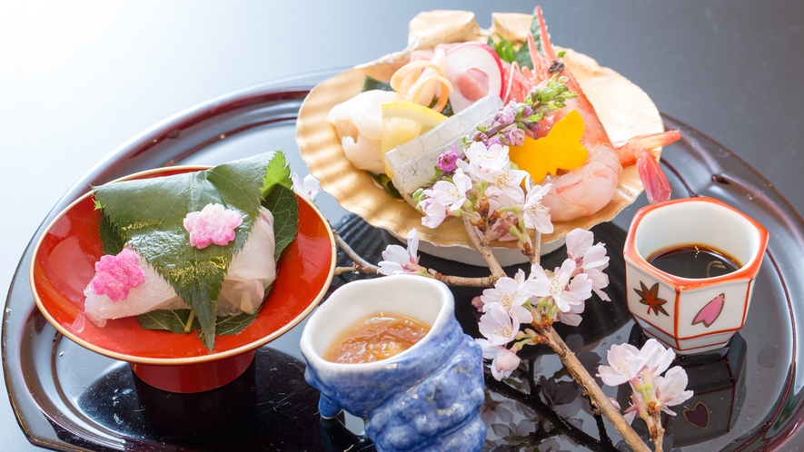 春の料理一例：御造り-タイ桜葉〆、他季節旬魚盛合せ