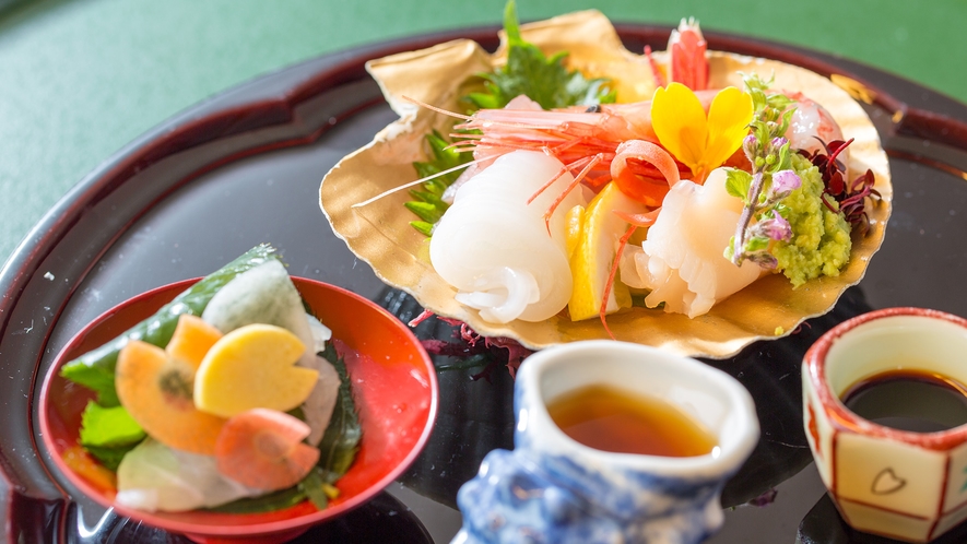 春の料理一例：御造りタイ桜葉〆他季節旬魚盛合せ