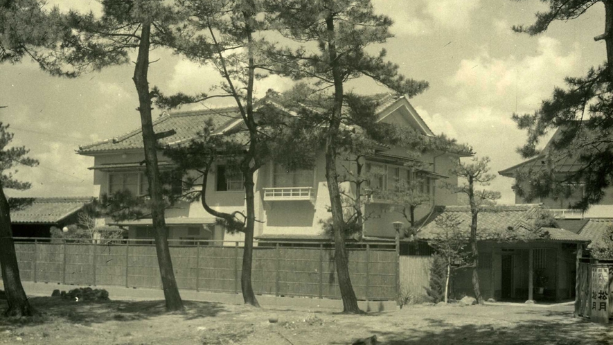 【昭和初期の玄関】1927年（1927年（昭和2年）創業。皆生温泉最古の旅館。