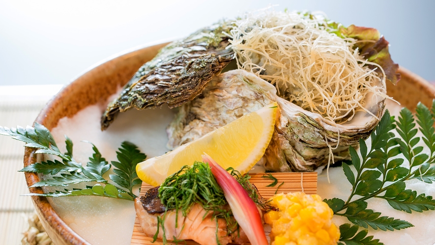 夏のお料理一例：焼物【宝楽盛】隠岐の夏牡蠣フィロー包み