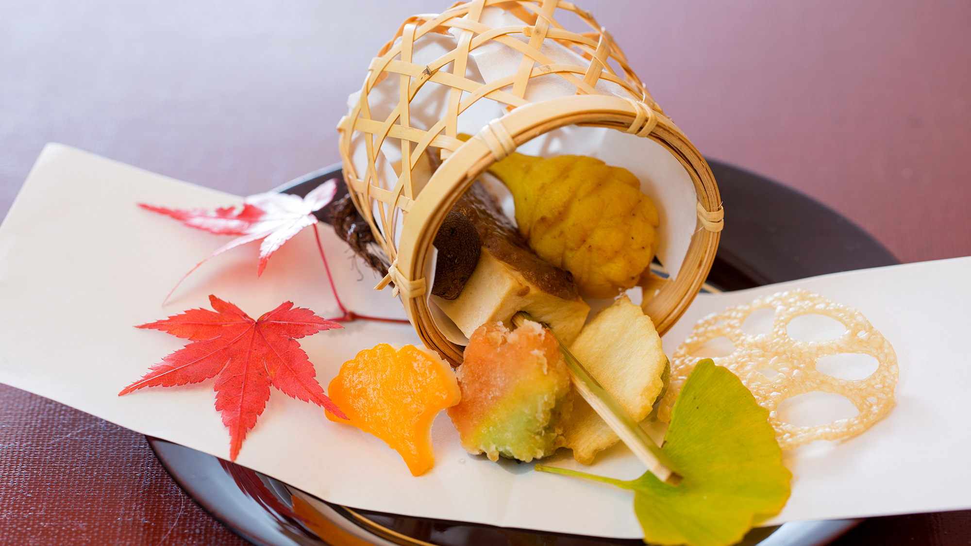 冬の料理一例：先付【吹き寄せ】湯葉豆腐胡桃田楽、蓮根、紅葉麩、松笠くわい