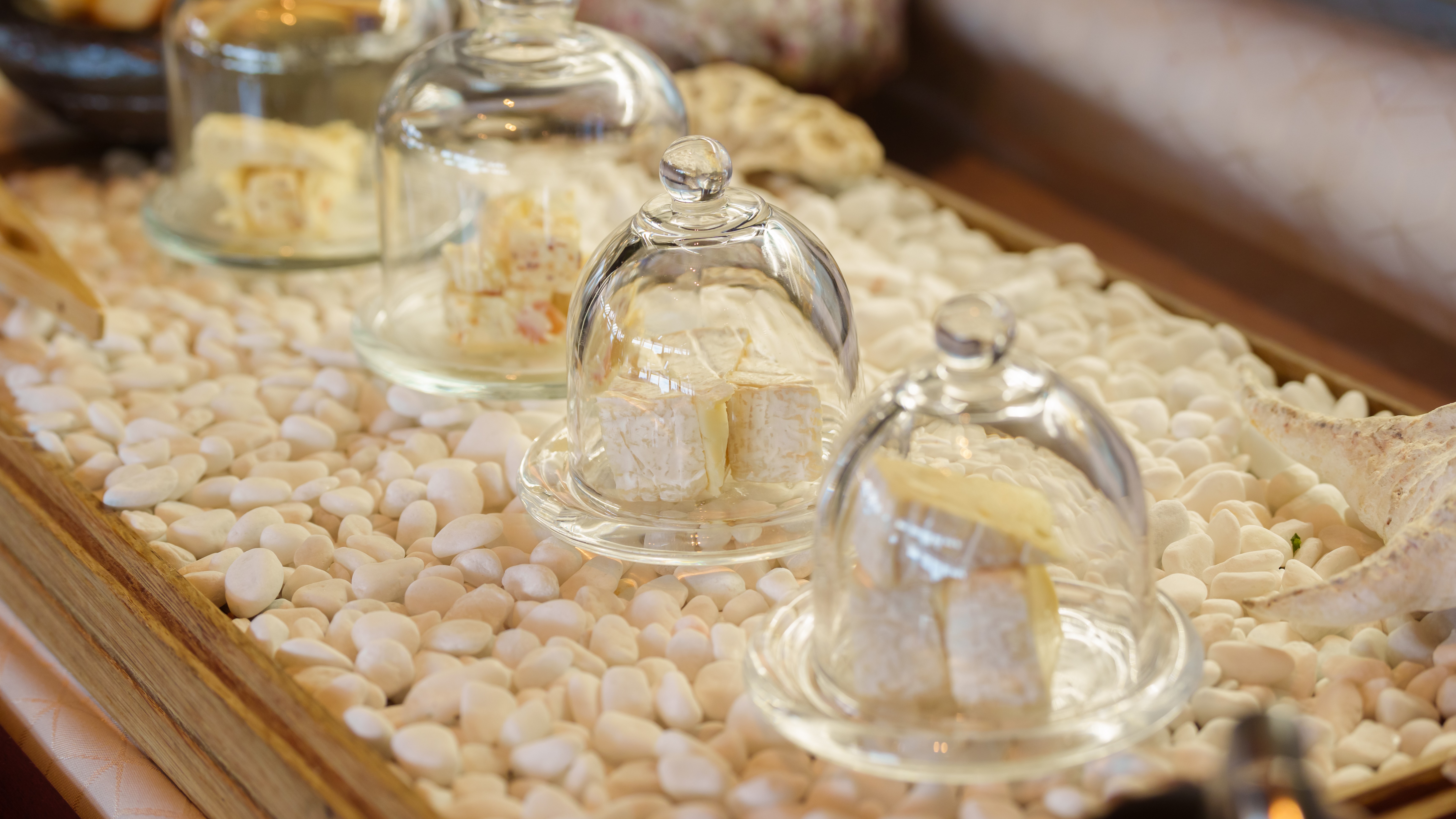 【ゲストラウンジ】チーズやおつまみなどをご用意しております。