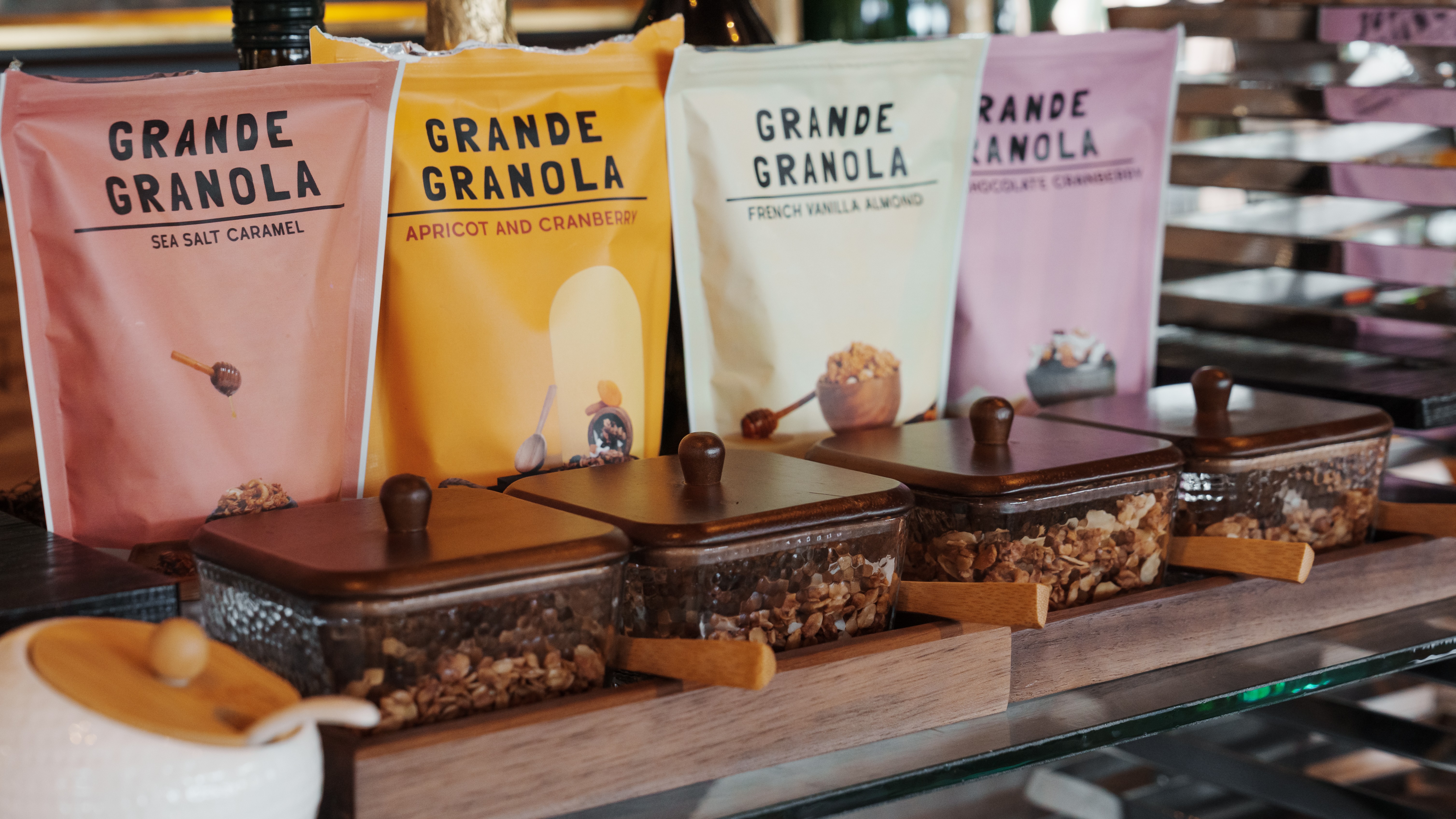 【ゲストラウンジ】ティータイムには、ペストリーやグラノーラなどをカウンターにてご用意。