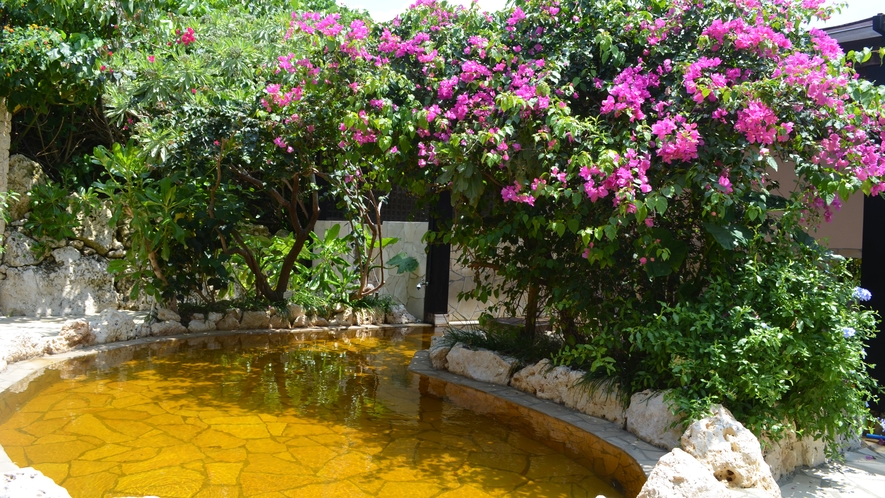 【シギラ黄金温泉（リゾート内）/露天風呂】緑と花々に囲まれた開放的な空間です