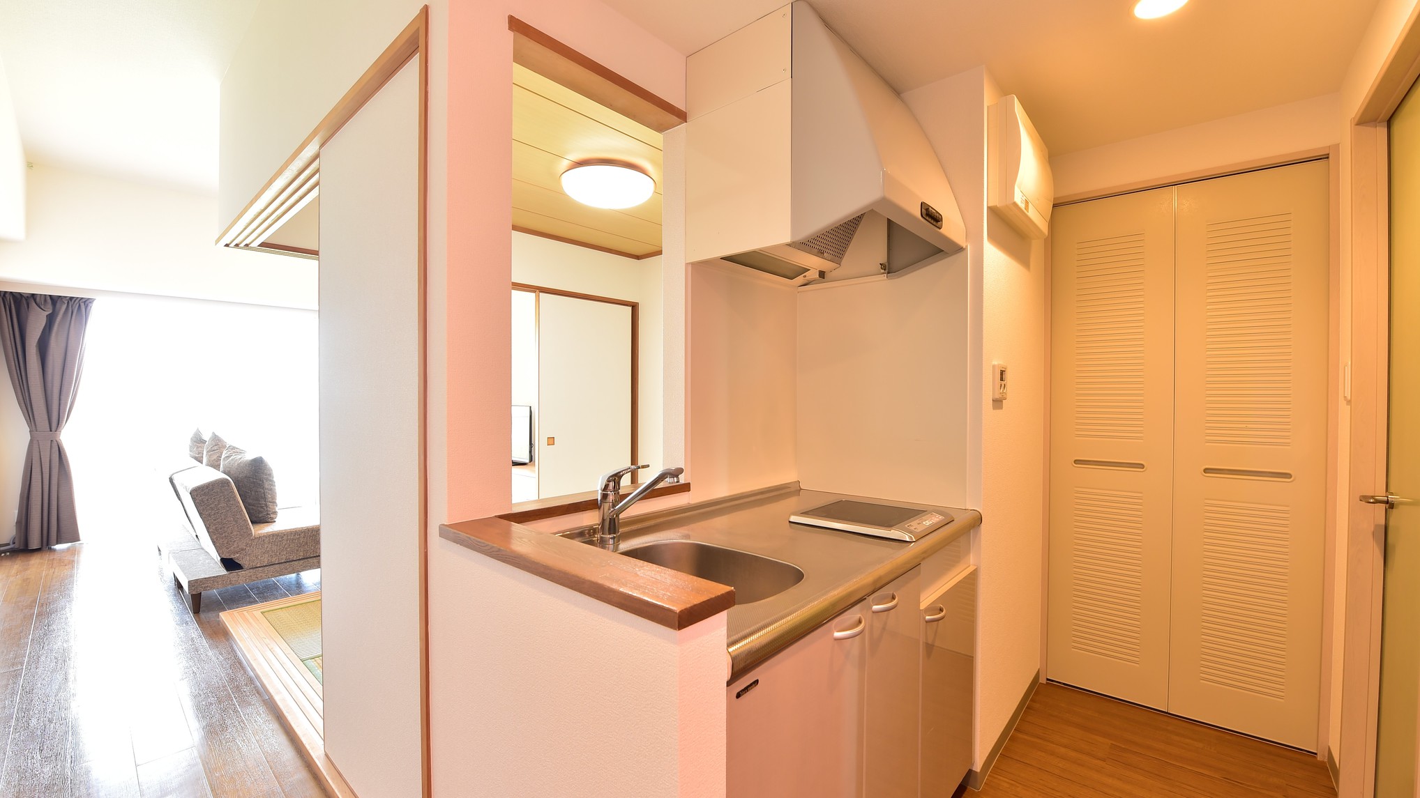 【タイプA2 和洋室】“暮らす”ことを前提に設計された客室にはミニキッチンを完備。