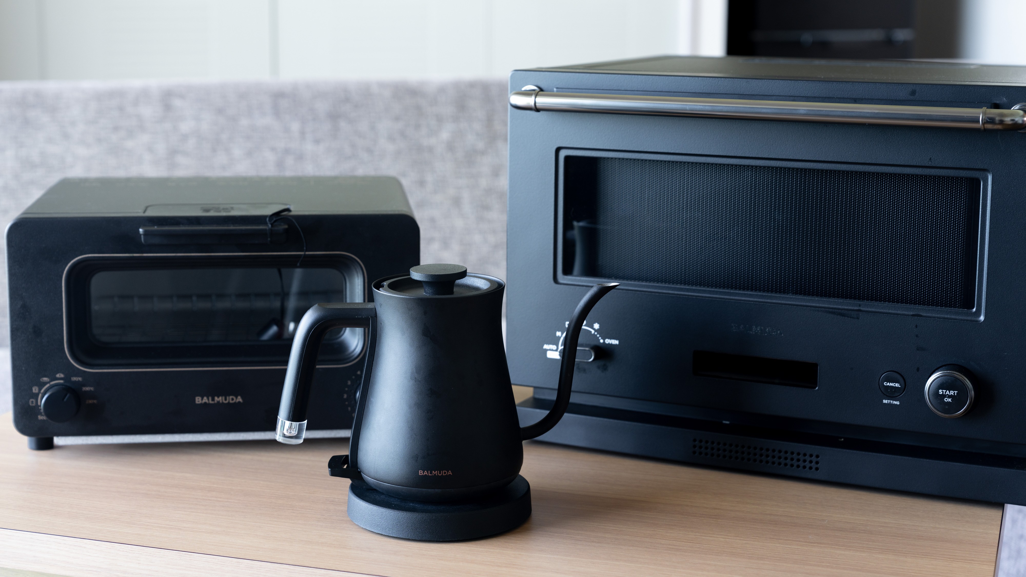 【客室備品】二層式冷蔵庫と電子レンジ、トースターもご用意しております。
