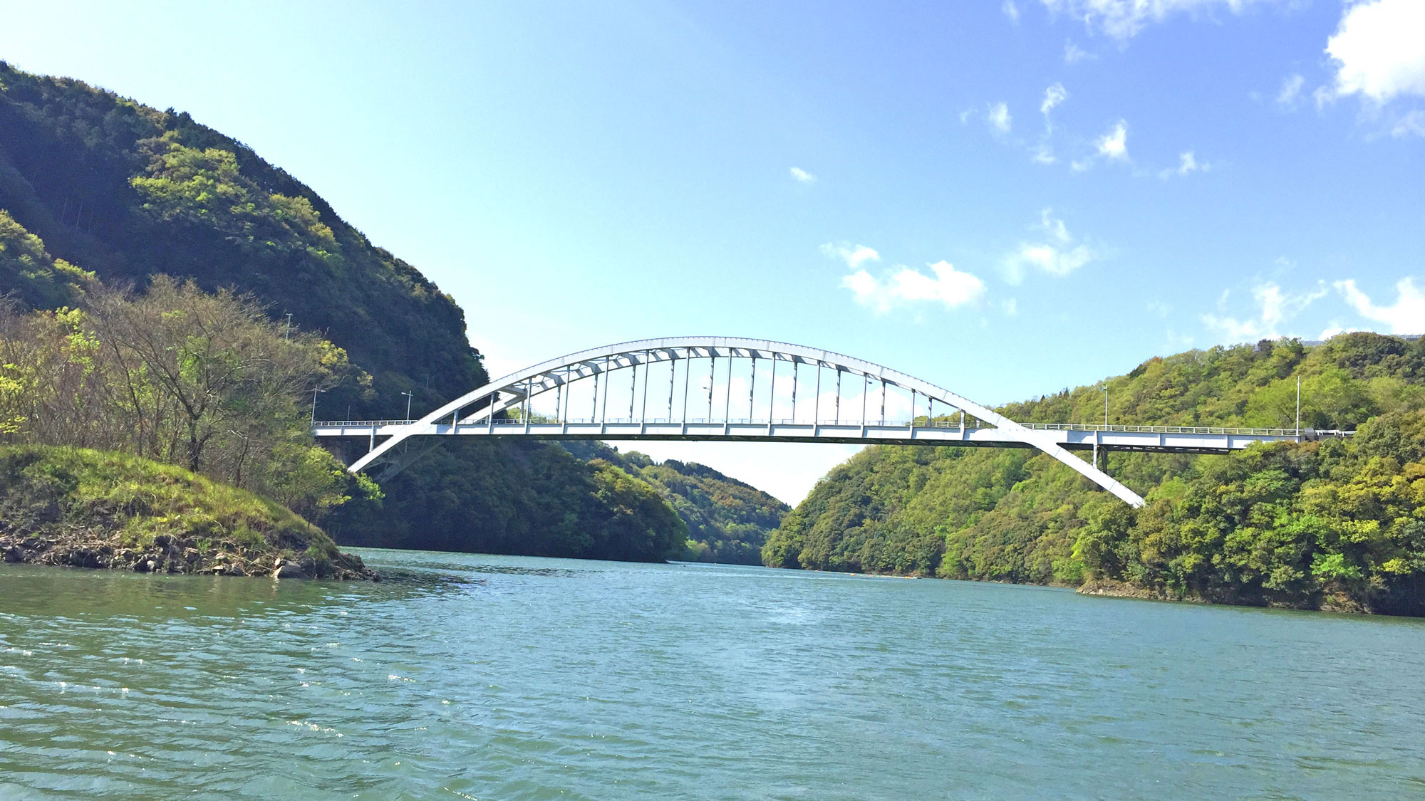 【周辺】鹿野川湖面からの景色